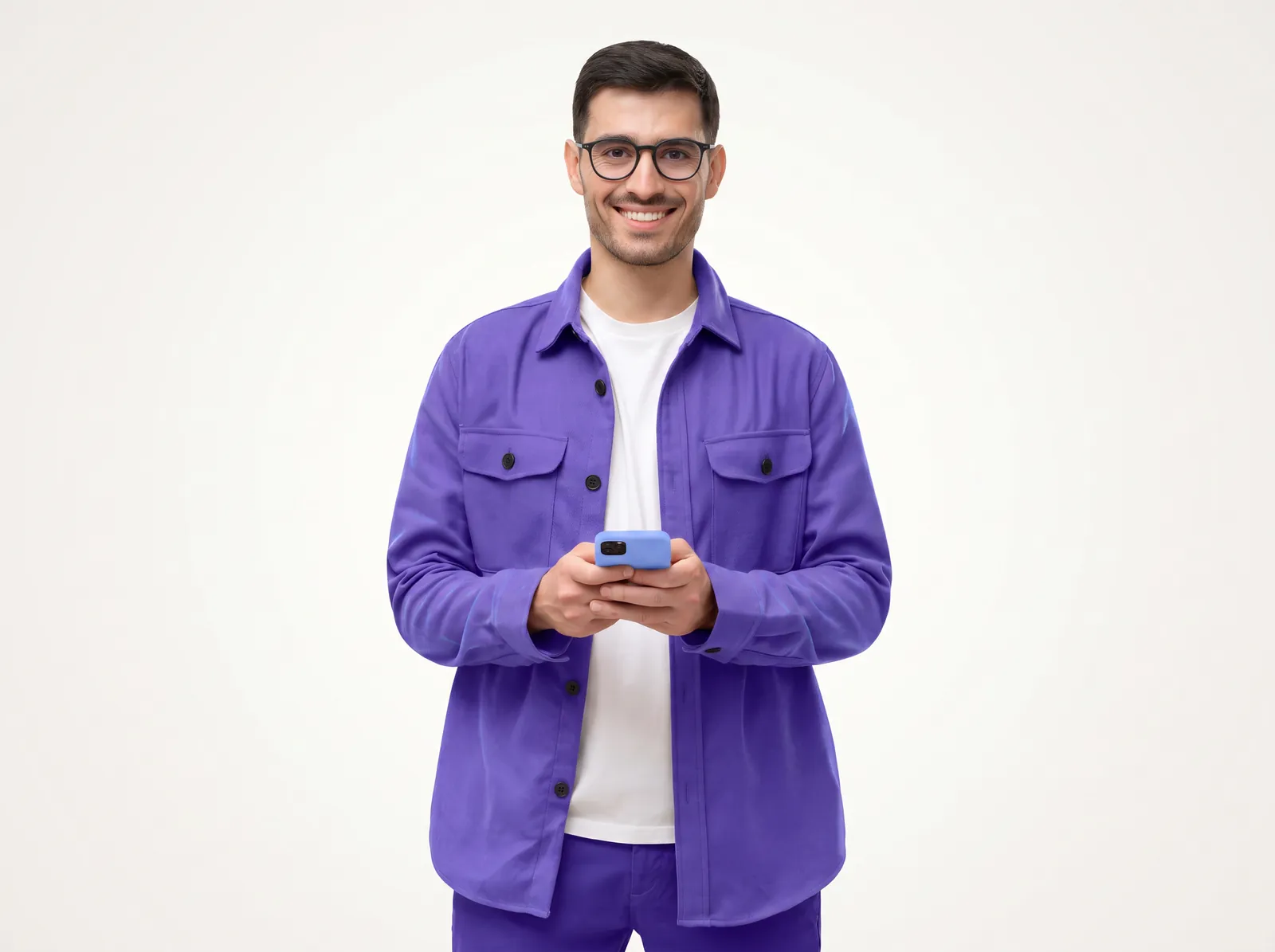 Criador de camisa lilás mexendo no celular