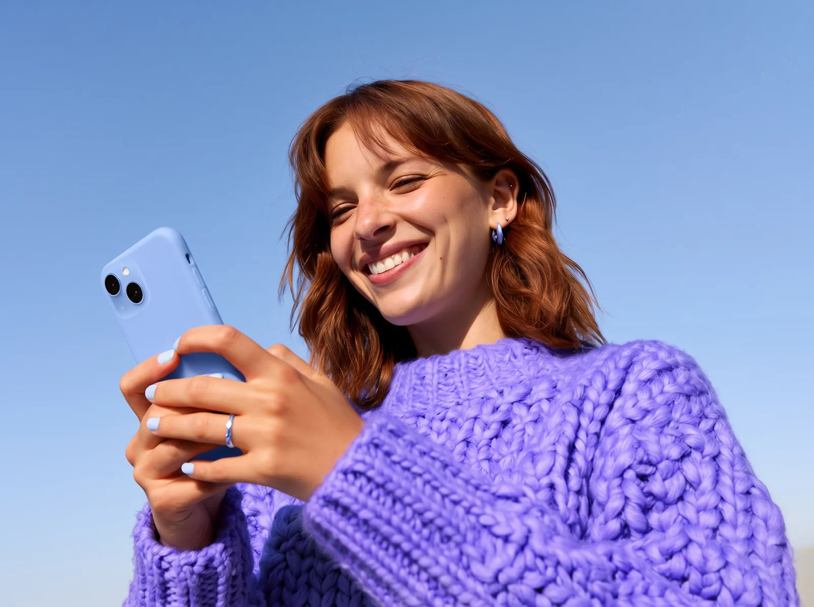 Pessoa sorrindo ao ver um aviso do DailyShop no celular