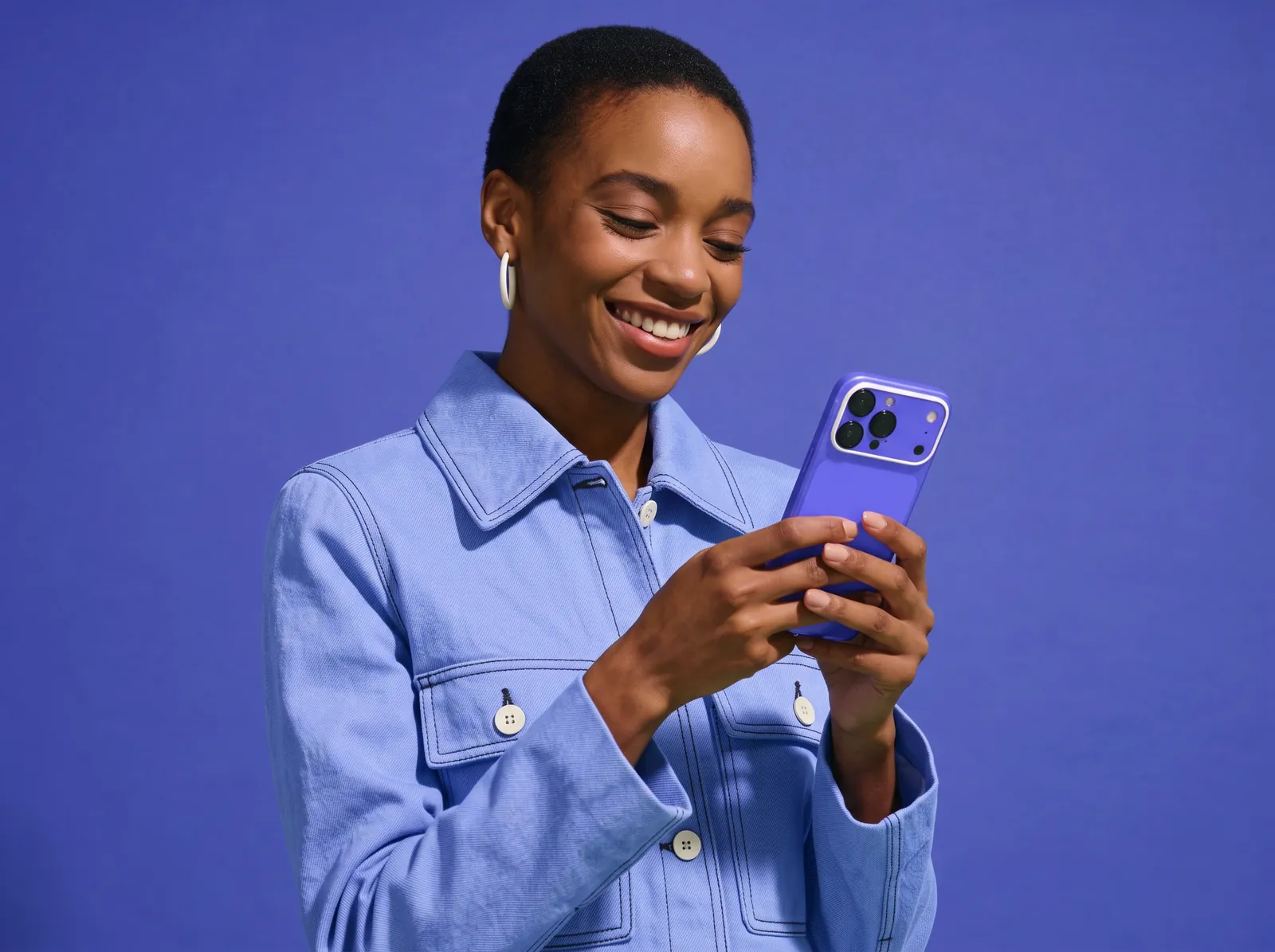 Pessoa recebendo o aviso de recompra no celular